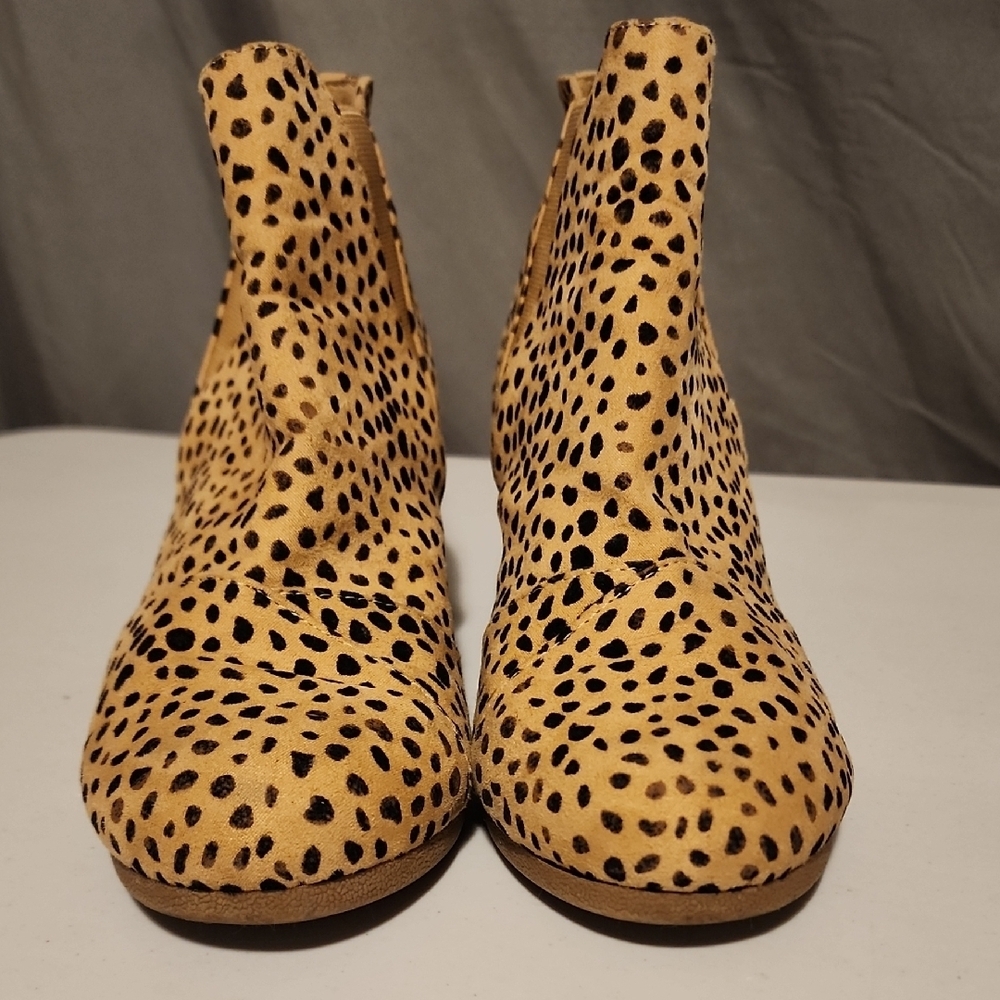 Tan and Black Ankle Boots with V-Shaped Elastic - Picture 5 of 8
